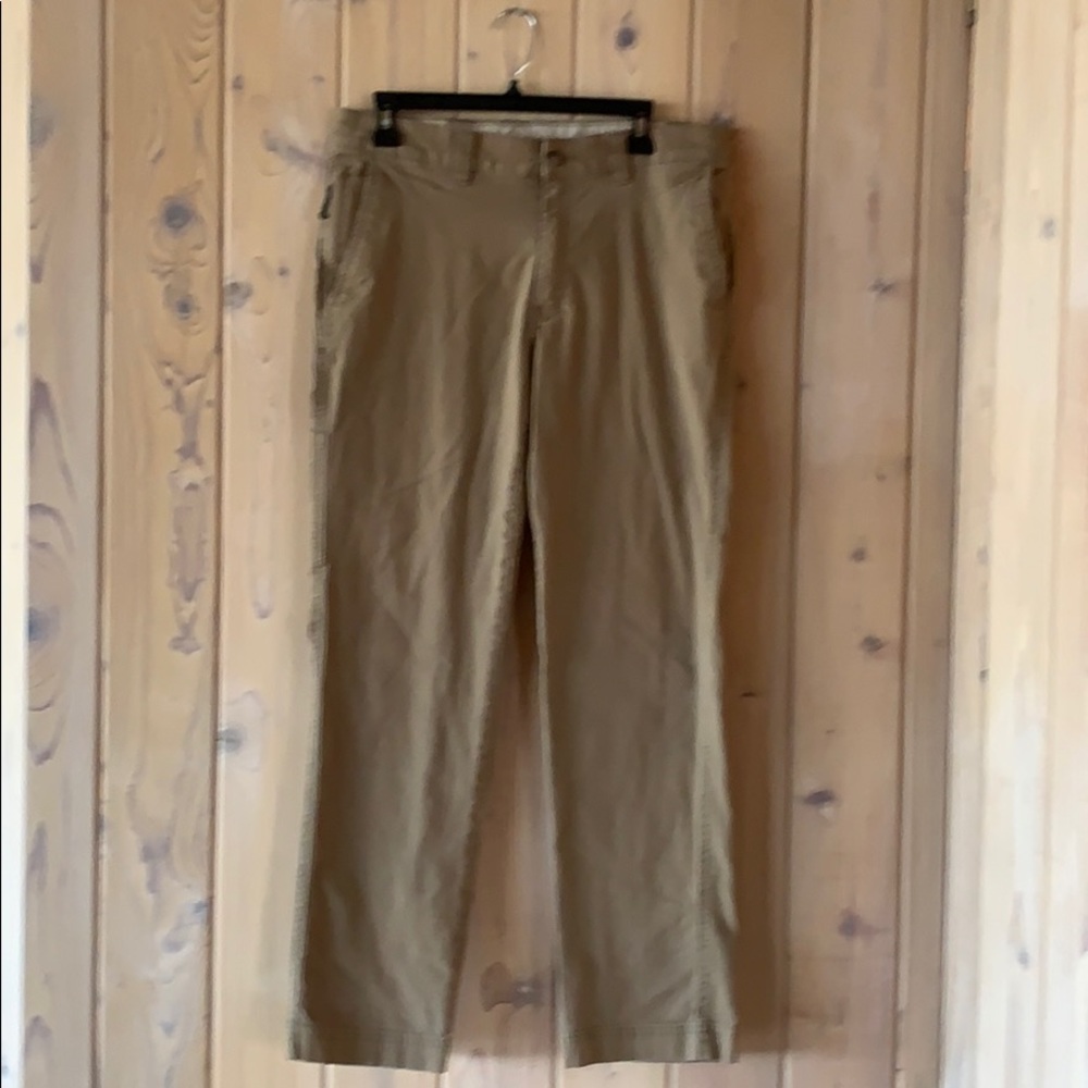 Columbia Tan Cargo Pants• W 34 x L 32